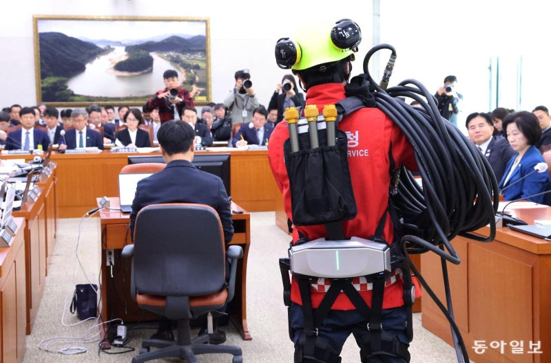 국감에 등장한 산불 진화 웨어러블 로봇