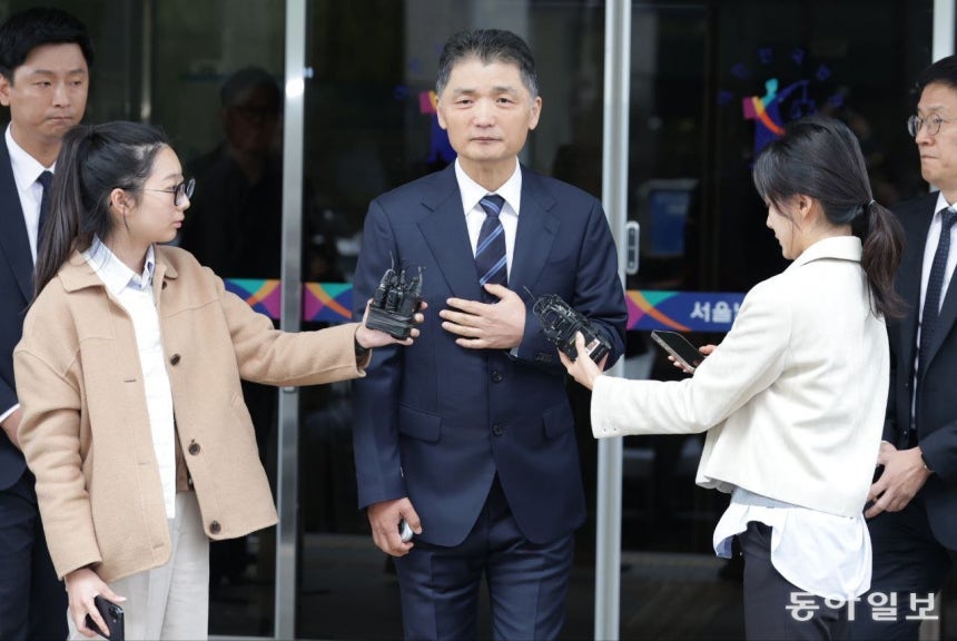 Kakao founder Kim Beom-su leaves Seoul Southern District Court on the 21st after being acquitted in the first trial regarding allegations of stock manipulation of SM.