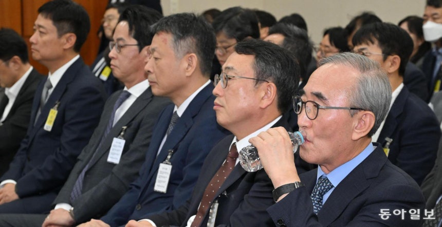 ‘해킹 사태’ 통신3사 대표 국감 줄소환 잇단 해킹 사고로 국민들의 불안이 커진 가운데 21일 국회 과학기술정보방송통신위원회 국정감사에서도 보안 관리에 대한 질의가 집중됐다. 증인