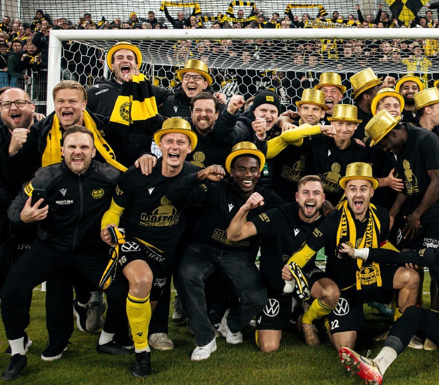 스웨덴 프로축구 미엘뷔 선수들이 21일 사상 첫 1부 리그 우승을 확정한 뒤 챔피언 세리머니를 하고 있다. 사진 출처 미엘뷔 인스타그램