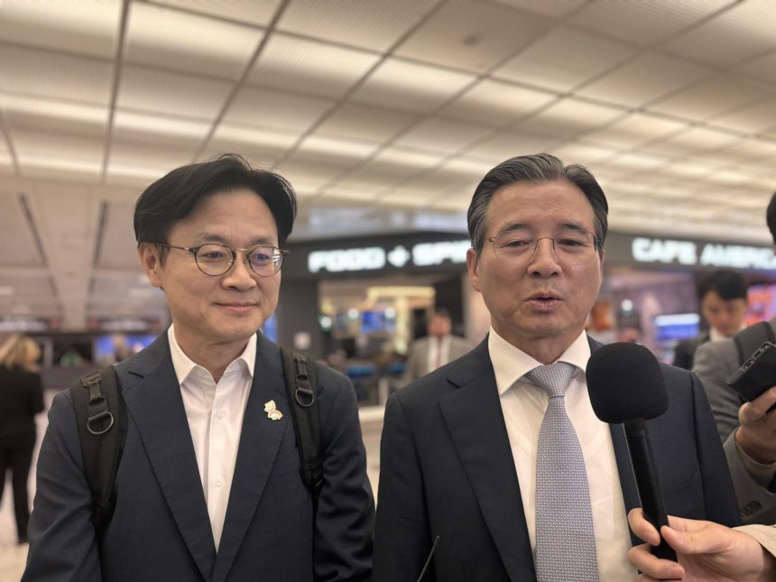 김용범 대통령실 정책실장과 김정관 산업통상자원부 장관이 지난 16일(현지 시간) 도널드 트럼프 미국 행정부와의 관세협상을 위해 워싱턴DC 인근 덜레스국제공항으로 입국한 뒤 특파원들