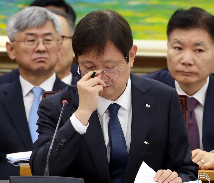 이찬진 금융감독원장이 21일 오전 서울 영등포구 국회에서 열린 정무위원회 국정감사에서 의원 질의를 듣고 있다. 뉴시스