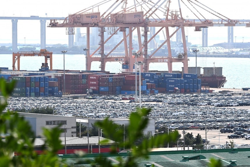 16일 경기 평택항에 수출용 자동차와 컨테이너가 쌓여 있는 모습. 평택=뉴시스