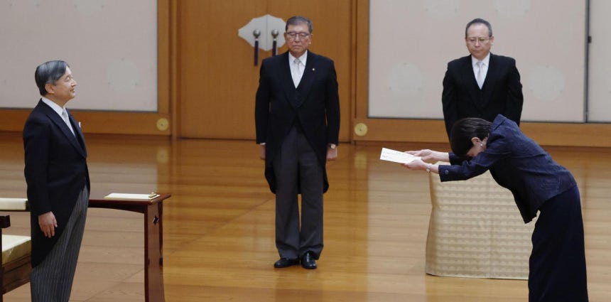 일왕에게 임명장 받는 새 日총리 다카이치 사나에 일본 신임 총리(오른쪽)가 21일 도쿄 고쿄(皇居)에서 나루히토 일왕(왼쪽)으로부터 임명장을 받고 있다. 이시바 시게루 전 총리(가