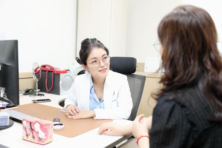 김혜원 한림대 강남성심병원 피부과 교수(왼쪽)가 만성접촉성피부염 환자와 상담하고 있다. 한림대 강남성심병원 제공