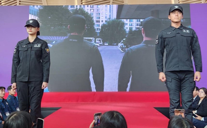 22일 인천 송도컨벤시아에서 열린 ‘제7회 국제치안산업대전’에서 선보인 신형 경찰복. 경찰청 제공