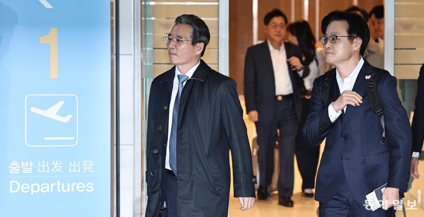 김용범 대통령정책실장(왼쪽)과 김정관 산업통상부 장관이 한미 관세협상 추가 논의를 위해 22일 인천국제공항에서 미국 워싱턴으로 출국하고 있다. 19일 귀국한 지 사흘 만에 다시 방