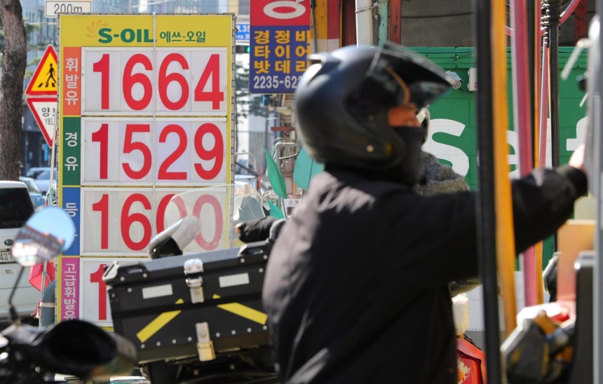 22일 서울 시내 한 주유소에 유가 가격이 게시돼 있다. 이달 말 종료 예정이었던 유류세 한시인하 조치가 연말까지 2개월 더 연장된다. 휘발유에 대한 인하율은 기존 10%에서 7%