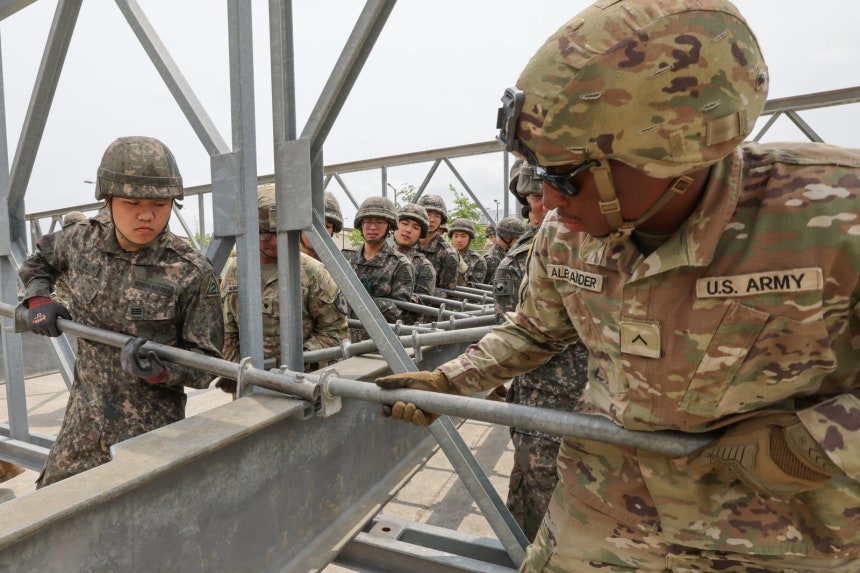 한미 병사들이  함께 미 병참선 교량을 구축하고 있다. 2025.6.11/육군 제공