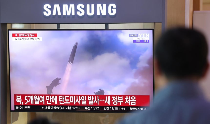 22일 서울 중구 서울역에서 시민들이 탄도미사일 시험 발사 관련 뉴스를 시청하고 있다.  이날 합동참모본부에 따르면 북한이 오전 8시10분쯤 동해상으로 미상의 탄도미사일을 쐈다고 