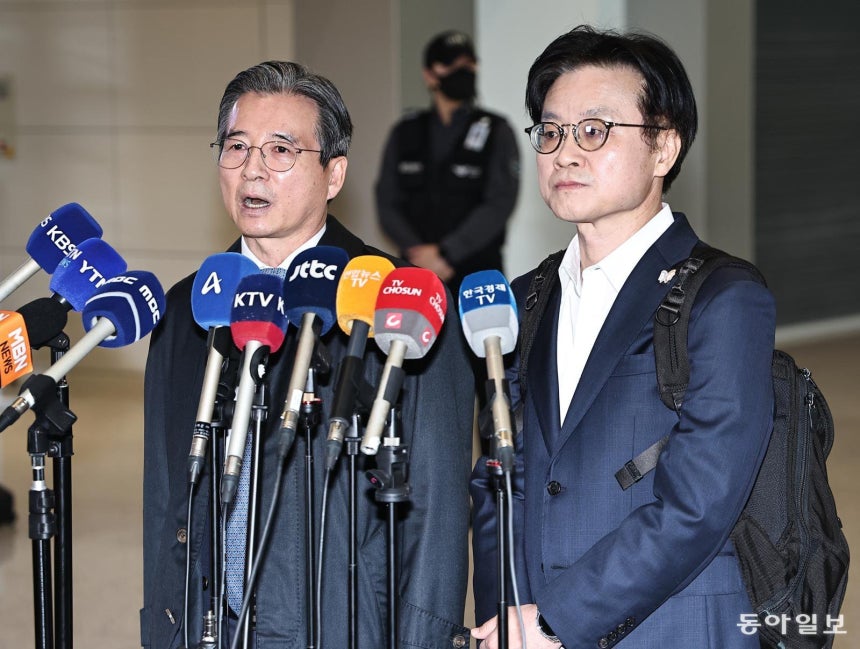 김용범 대통령실 정책실장(왼쪽)과 김정관 산업부 장관이 22일 한미 관세 협상 추가 논의를 위해 인천국제공항 제2여객터미널에서 미국 워싱턴DC로 출국하기에 앞서 인터뷰 하고 있다.