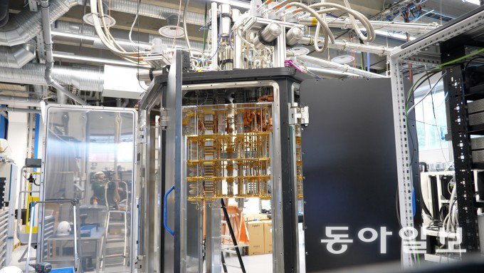 지난달 핀란드 헬싱키의 냉각기 제조기업 블루포스의 생산 시설에서 다양한 크기의 양자컴퓨터용 냉각기가 제작되고 있다. 사진은 1000큐비트 이상급 초전도 양자컴퓨터 냉각기인 ‘키데(