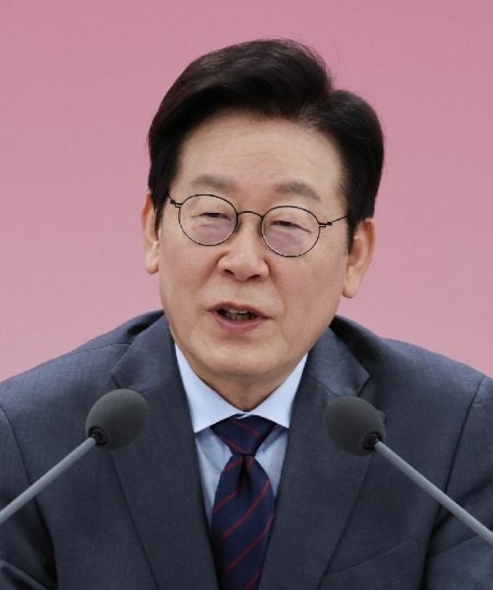 李대통령 “<b>수도권 집값</b> 못잡으면 日처럼 잃어버린 30년 시작”