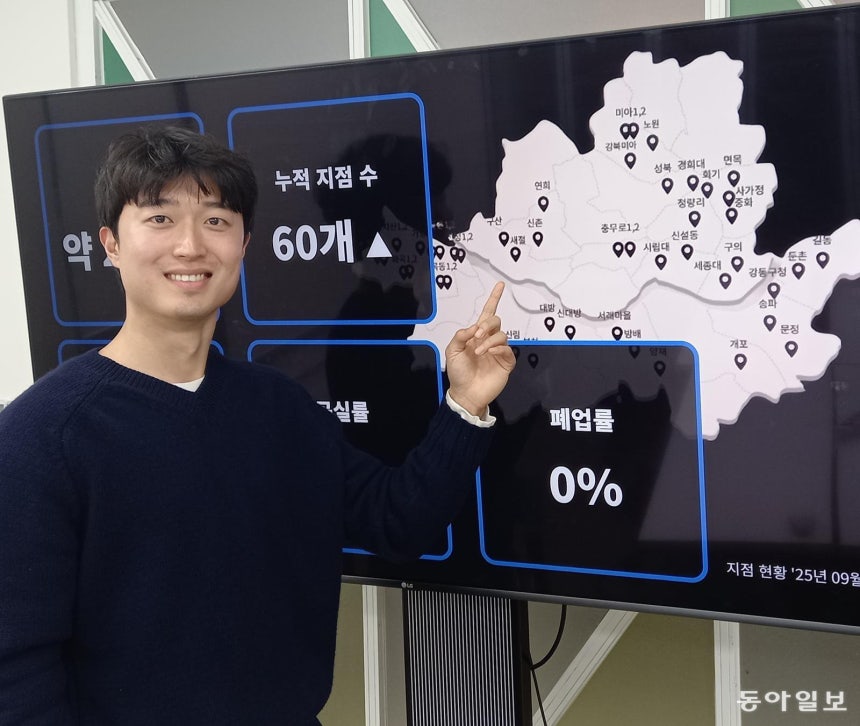 박준길 로카101 대표이사가 21일 서울 강남구 사무실에서 1인 기숙사 지점이 표시된 지도를 보며 주방과 세탁실은 공유하지만 오피스텔보다 월세가 저렴한 기숙사 특징을 설명하고 있다