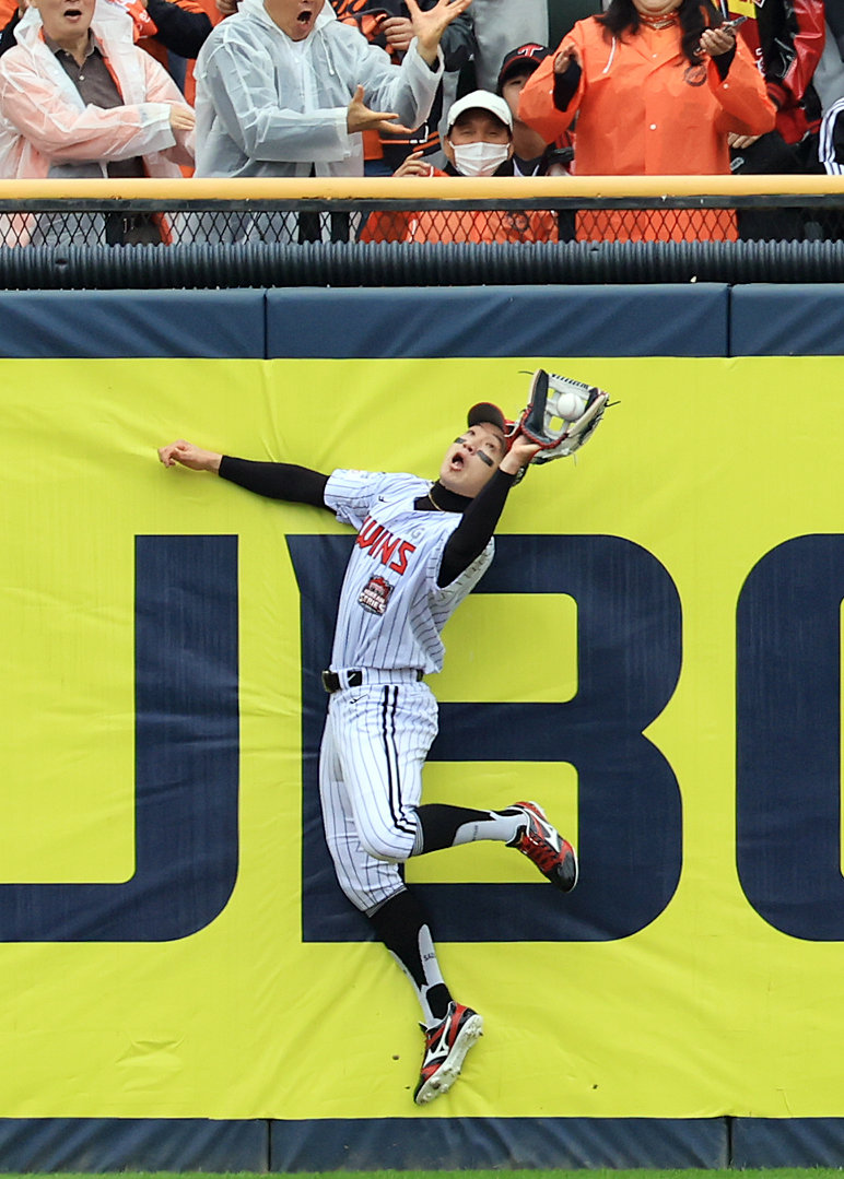 담장을 지배한 박해민… ‘LG 승리’ 낚아챘다