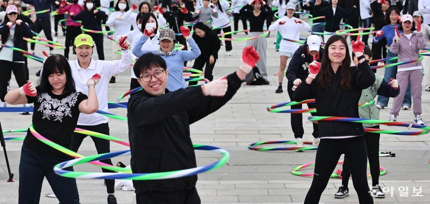 26일 서울 영등포구 여의도 한강공원에서 열린 ‘9988 서울체력장’ 행사에서 참가자들이 단체 훌라후프 대결을 하고 있다. 이번 행사는 시민들이 가족과 함께 체력을 점검하고 건강한