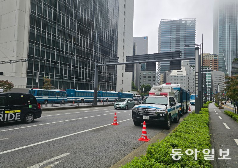 26일 일본 도쿄의&#160;주일본 미국대사관 앞 도로의 출입이 통제된 채 여러 대의 경찰차가 지키고 있다.&#160;도널드 트럼프 미국 대통령은 27∼29일 일본을 방문한다.&#