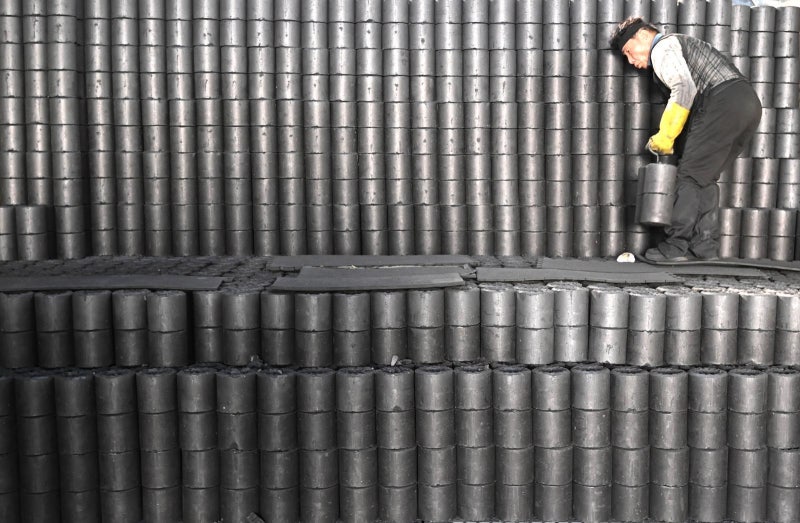 온기가 그리운 계절… 연탄 출하 분주