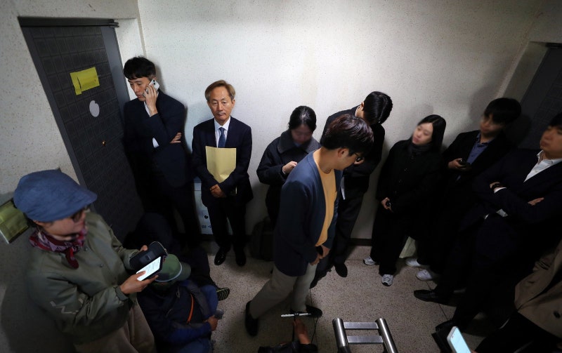 내란 선동 혐의 황교안, 문 닫고 압수수색 거부