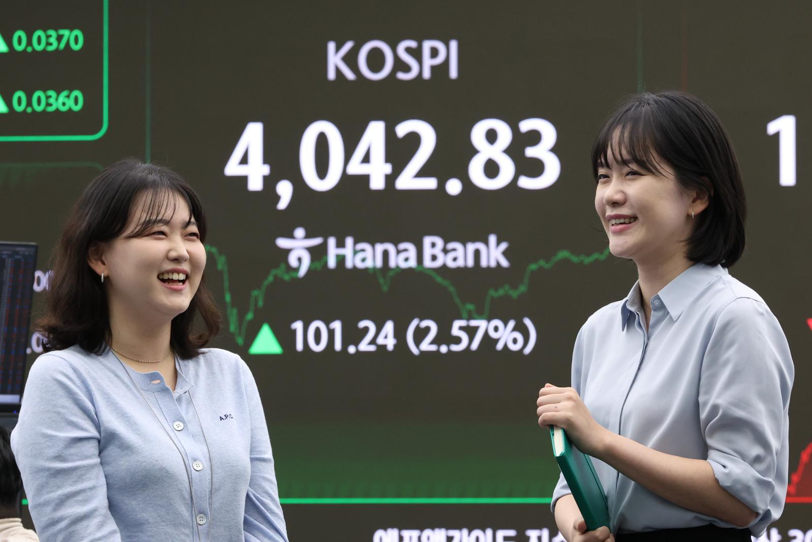 코스피 4000 돌파 전광판 - 서울 중구 하나은행 딜링룸