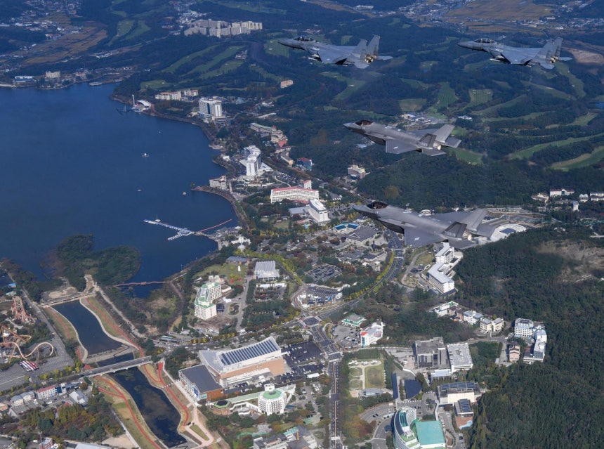 “APEC 하늘길 철통 수호” 2025 아시아태평양경제협력체(APEC) 정상회의 개막을 나흘 앞둔 27일 공군 F-35A 스텔스 전투기 2대(아래)와 F-15K 전투기 2대로 구성