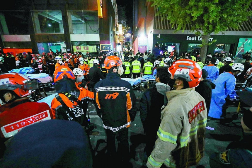 2022년 10월 30일 이태원 참사 당일 서울 용산구 이태원 일대에서 의료진과 구급대원들이 압사 사고가 발생한 지역을 수습하고 있다. 뉴스1