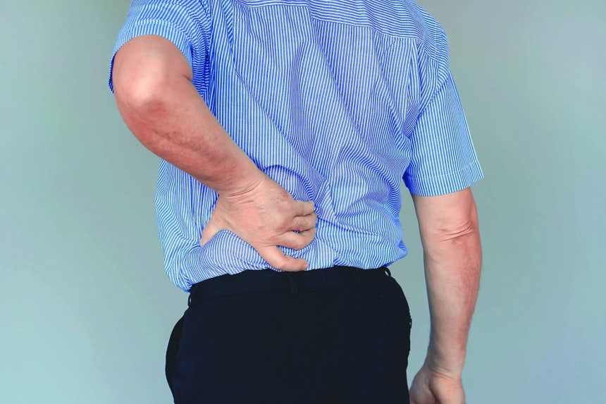 잘못된 자세는 척추 구조에 지속적인 부담을 줘 만성적인 통증과 퇴행성 질환으로 이어질 수 있어 주의해야 한다. 게티이미지코리아