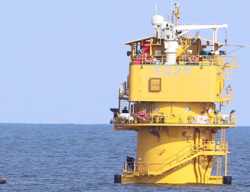 중국이 서해의 한중 잠정조치수역(PMZ)에 설치한 구조물 ‘선란 2호’에 중국인 여러 명이 올라가 있는 모습. 이병진 더불어민주당 의원 측이 촬영했다. 이병진 의원실 제공