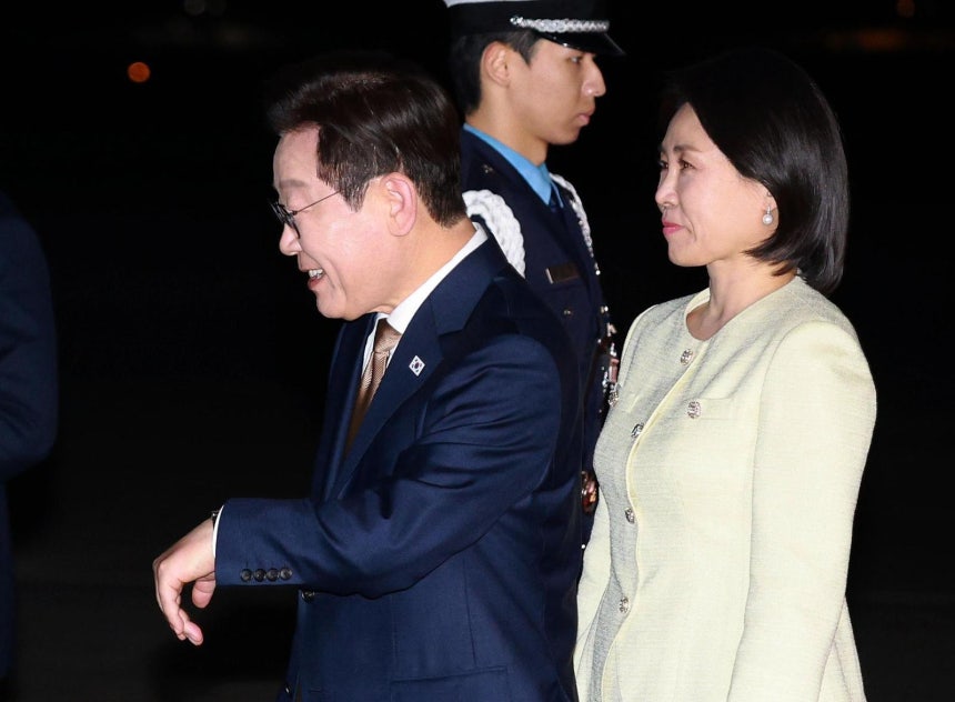 이재명 대통령과 김혜경 여사가 동남아시아국가연합(ASEAN·아세안) 정상회의 일정을 마치고 27일 오후 경기 성남시 서울공항으로 귀국해 이동하고 있다. 이 대통령은 28일 경북 경
