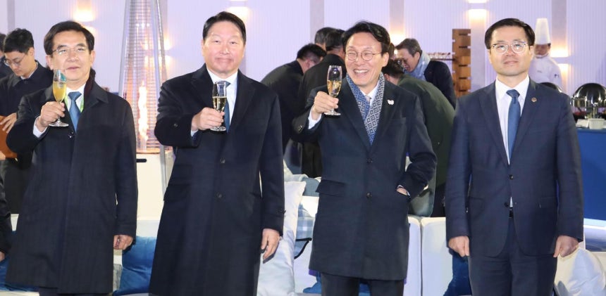 김민석 국무총리(오른쪽에서 두 번째), 최태원 대한상공회의소 회장(왼쪽에서 두 번째) 등 참석자들이 28일 경북 경주 화랑마을 어울마당에서 열린 ‘2025 APEC CEO 서밋’ 