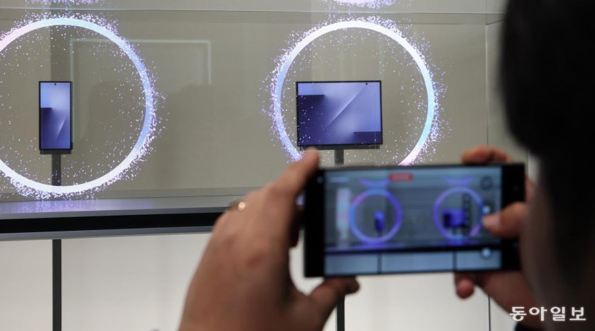 이번 APEC 정상회의는 국내 기업들의 기술 역량을 전 세계에 선보이는 자리가 됐다. 삼성전자가 28일 처음 실물을 공개한 ‘트라이폴드폰’.  경주=홍진환 기자 jean@donga