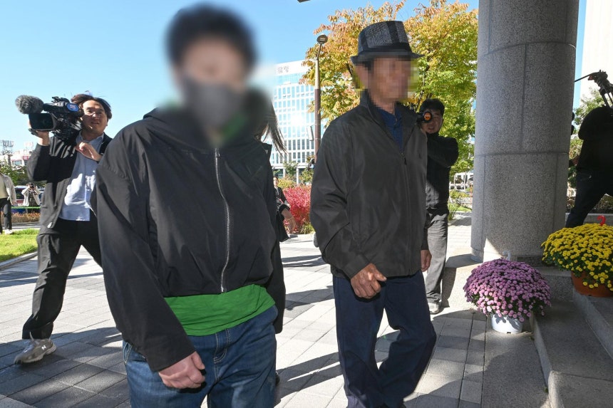 지난 2009년 ‘청산가리 막걸리 살인 사건’으로 중형을 선고받았던 백모(71·오른쪽)씨와 딸(41)이 28일 오후 광주 동구 광주지법에서 열리는 재심 선고 공판에 참여하기 위해 