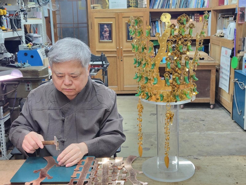 “금 입힌 판에 푸른옥 58개 ‘트럼프 금관’… 천마총 금관 아우라까지 담아내려 노력”