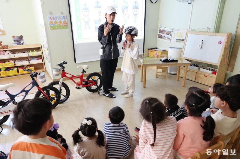 자전거 타기 전에 헬멧 이렇게 써야해요