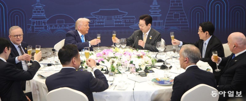 금관에 대훈장 받은 트럼프 “너무 아름다워, 당장 착용하고 싶다”