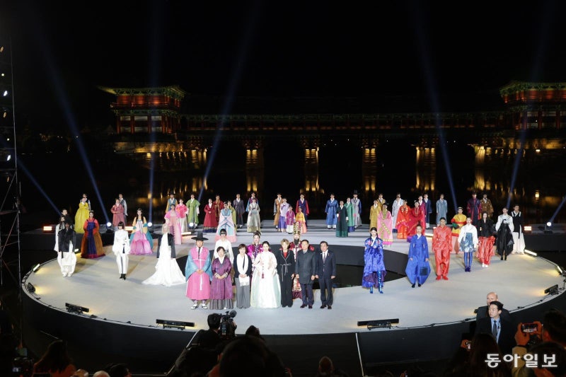 월정교 수놓은 각국 국기색 한복… “원더풀” 외국인 관람객 홀렸다