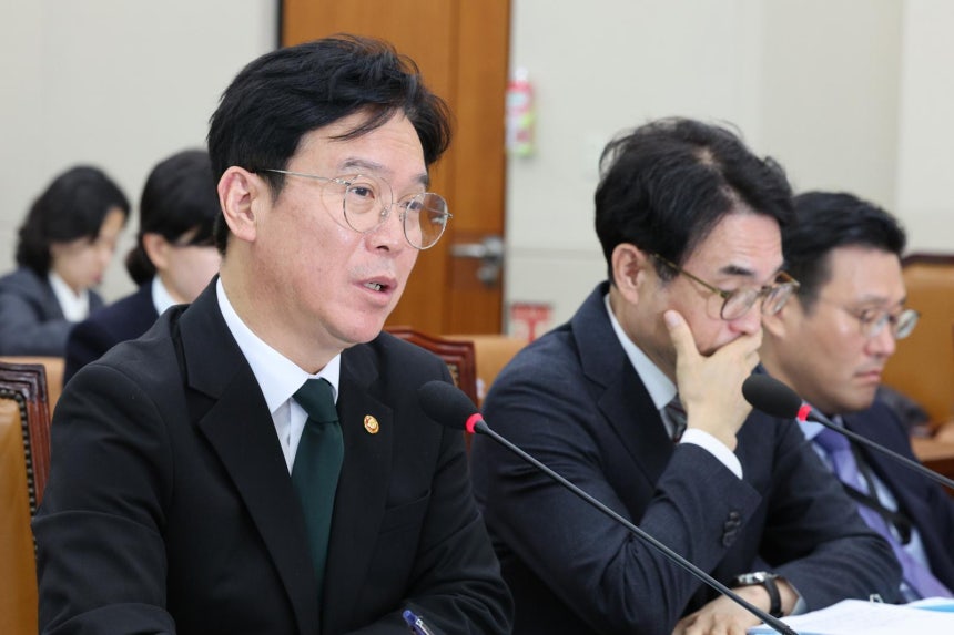 김영훈 고용노동부 장관이 30일 서울 여의도 국회 기후에너지환경노동위원회에서 열린 고용노동부 등에 대한 국정감사 종합감사에서 의원 질의에 답변하고 있다. 뉴스1