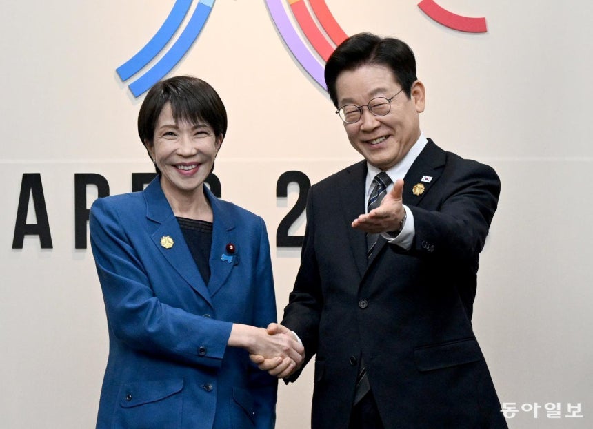 이재명 대통령과 다카이치 사나에 일본 총리가 30일 경주 아시아태평양경제협력체(APEC) 정상회의에서 첫 정상회담을 열었다. 이 대통령이 “일본 역사상 첫 여성 총리에 각별한 의미