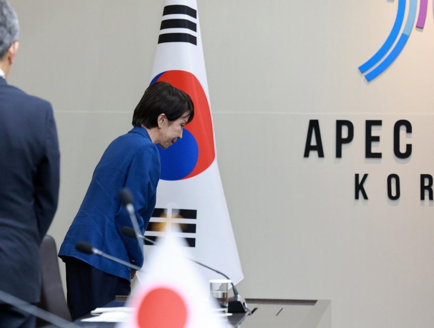 다카이치 사나에 일본 총리가 30일 경북 경주 APEC 정상회의장에서 열린 이재명 대통령과 한일 정상회담에서 자리로 향하며 태극기와 일장기를 향해 예를 표하고 있다.&#160;뉴시