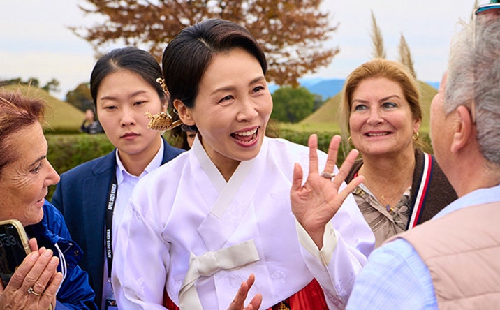 <b>김혜경 여사</b>, 불국사에 <b>APEC</b> 배우자 초청…직접 고른 선물은?