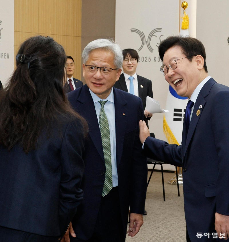 젠슨 황 만난 李 “옛날 용산 전자상가 누볐듯 한국 전역 다녀달라”