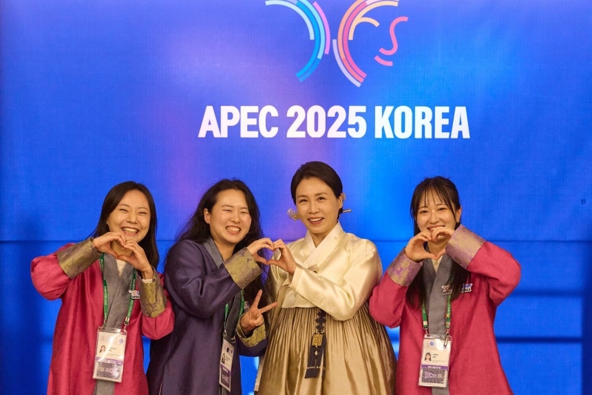 김혜경 여사가 1일 경북 경주시 APEC(아시아태평양경제협력체) 정상회의 자원봉사자 숙소를 방문해 봉사자들을 격려한 뒤 기념촬영을 하고 있다. 대통령실 제공