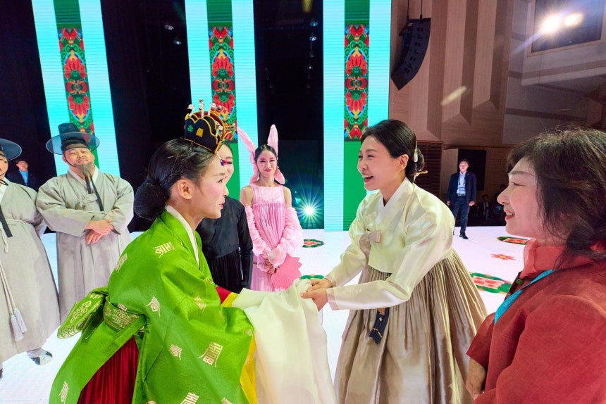  김혜경 여사가 1일 경북 경주엑스포대공원 문화센터를 방문해 전통연희극 ‘단심’ 예술단을 격려하고 있다. 대통령실 제공