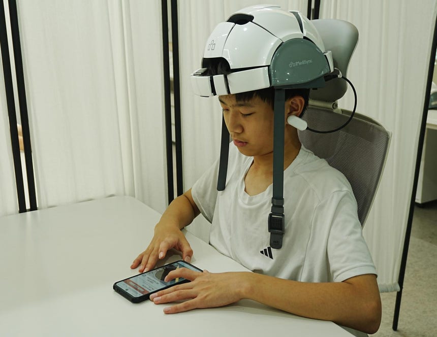 8월 26일부터 진행된 ‘숏폼 4주간 끊기 챌린지’의 참가자가 비침습형 뇌파 측정 장치로 챌린지 전후 뇌파를 측정하고 있다. 사진 출처 과학동아