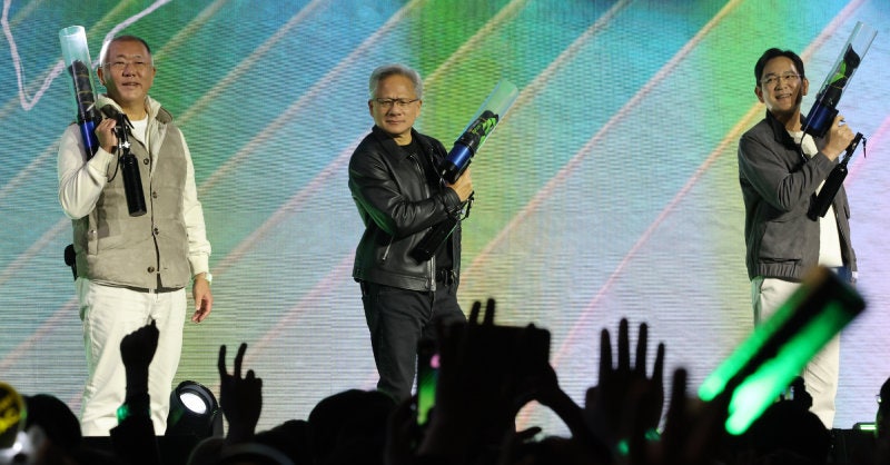 젠슨 황 엔비디아 최고경영자(가운데)가 지난달 30일 서울 강남구 코엑스 광장에서 열린 ‘지포스 게이머 페스티벌’에서 이재용 삼성전자 회장(오른쪽), 정의선 현대자동차그룹 회장과 