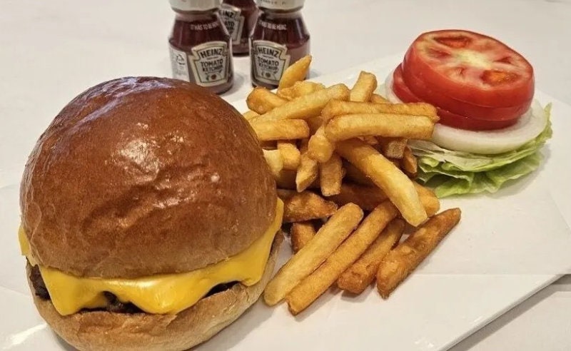 트럼프 치즈버거 도널드 트럼프 미국 대통령이 먹은 치즈버거를 호텔&#160;측이 그대로 재현한 요리. 경주힐튼호텔 제공