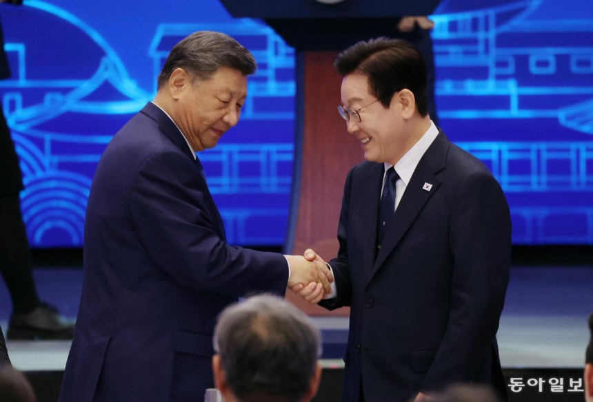 이재명 대통령과 시진핑 중국 국가주석이 1일 경북 소노캄 호텔에서 열린 국빈 만찬에서 악수하고 있다. 경주=송은석 기자 silverstone@donga.com