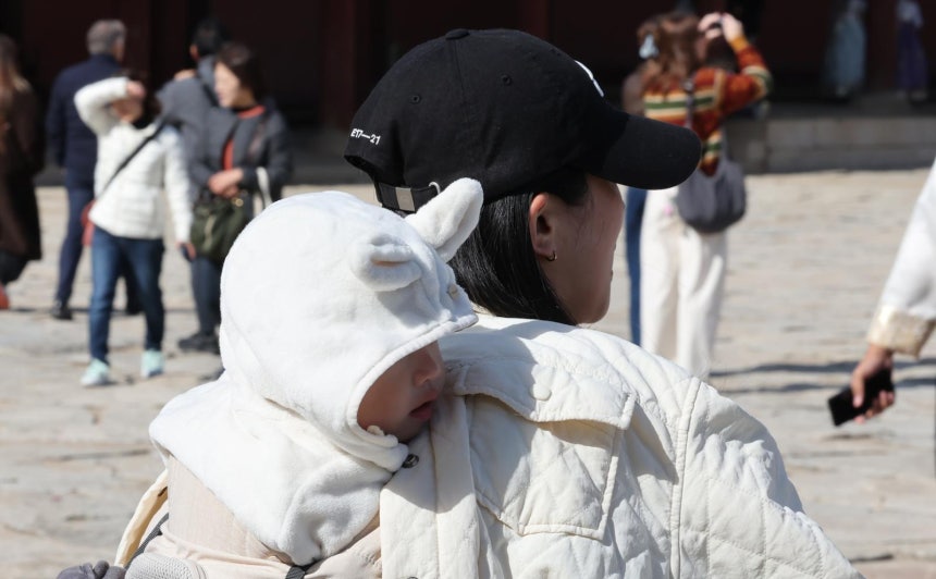 추위가 찾아온 2일 오후 서울 종로구 경복궁을 찾은 어린이가 털모자를 쓰고 있다. 기상청은 이날 밤 9시부터 서울과 경기, 인천, 충청, 전북, 경상 서부 등에 한파주의보를 발령한