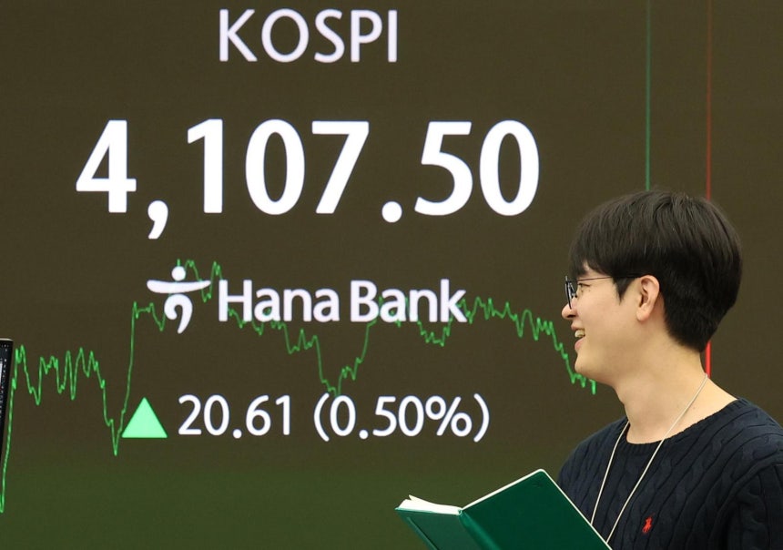 코스피가 전 거래일(4086.89)보다 20.61포인트(0.50%) 오른 4107.50에 마감한 31일 오후 서울 중구 하나은행 딜링룸 전광판에 지수가 표시되어 있다. 코스닥 지수