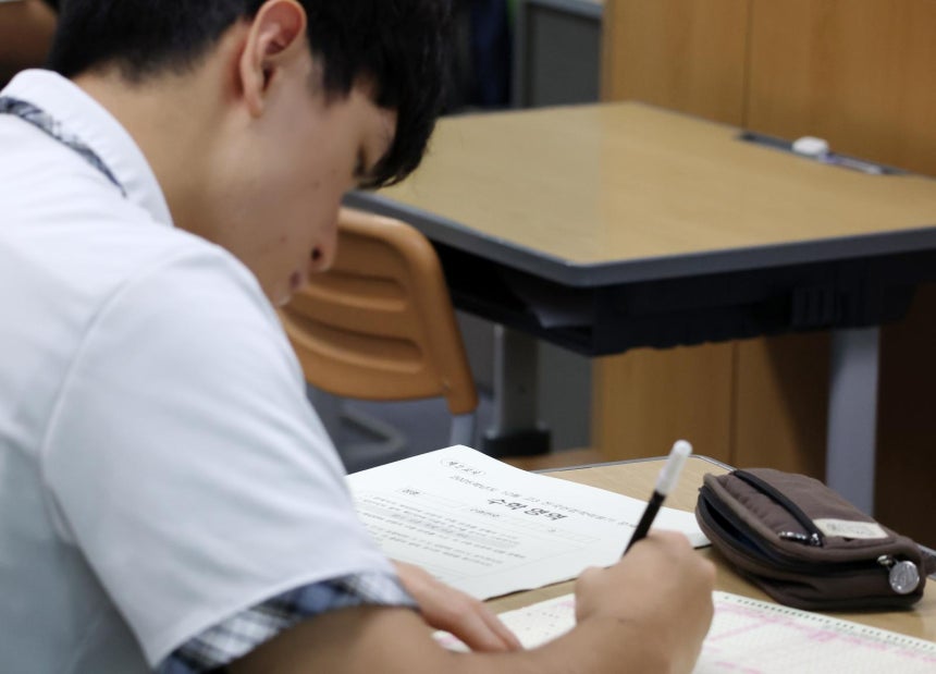 2026학년도 대학수학능력시험을 앞두고 마지막 모의고사인 전국연합학력평가가 실시된 지난 14일 전북 전주시 전라고등학교에서 3학년 수험생들이 시험을 치르는 모습. 2025.10.1